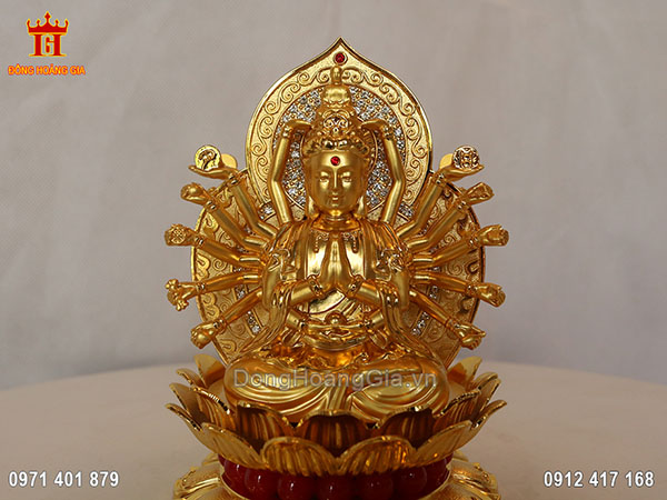 Khi đặt bức tượng Phật hay bất cứ vật phẩm nào liên quan đến Phật pháp ở trong nhà, gia chủ phải luôn nhớ đặt tại một vị trí tôn kính, tránh đặt tại phòng tắm, nhà bếp hay nhà vệ sinh